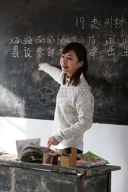 拍摄环境黑板乡村女教师在教室里图片