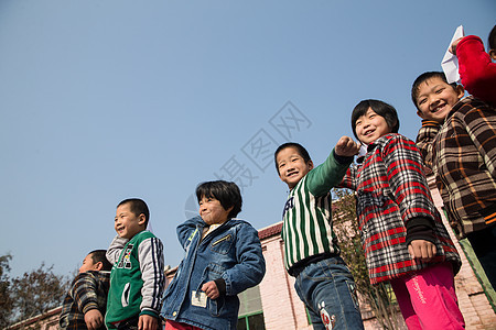 户外活动希望乐观乡村小学生在学校放纸飞机图片