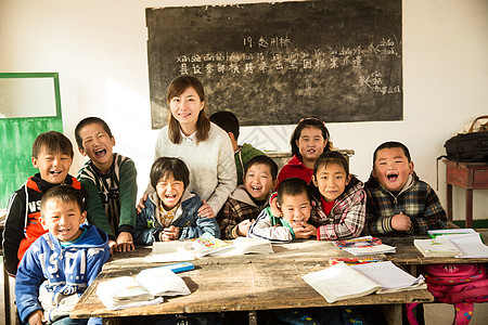 外国女教师指导教师学龄儿童可爱的乡村女教师和小学生在教室里背景