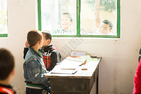 文具女生仅儿童乡村小学里的小学生图片