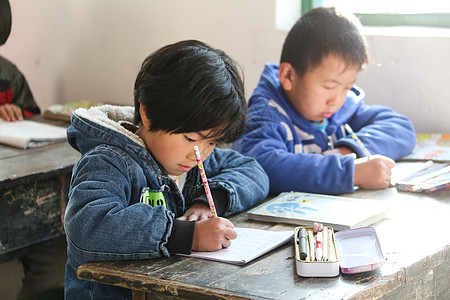 女生东方人儿童乡村小学里的小学生图片