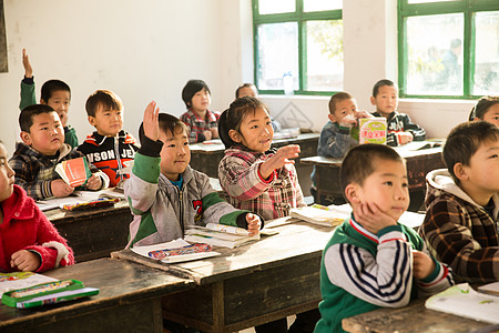 看书的女生男孩书户内乡村小学里的小学生背景