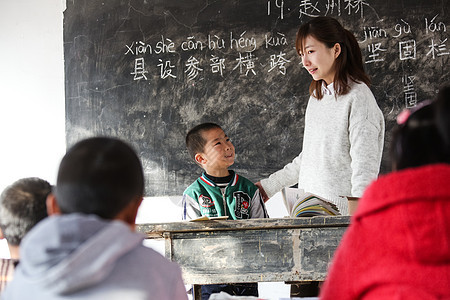 可爱的活力青年人乡村女教师和小学生在教室里图片