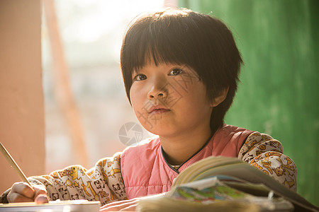 专注看书渴望彩色图片学校乡村小学里的小学女生背景