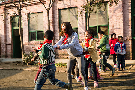 少量人群团队微笑的乡村教师和小学生在学校里图片