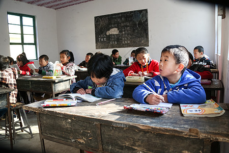 智慧教科书乡村小学里的小学生图片