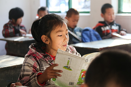 学习关爱乡村小学里的小学生图片