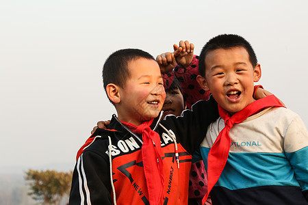 水平构图愉悦仅男孩欢乐的乡村小学生图片