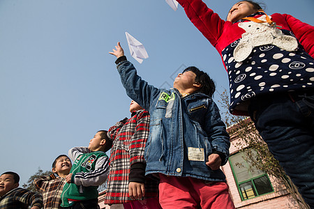 亚洲人女孩努力乡村小学生在学校放纸飞机高清图片
