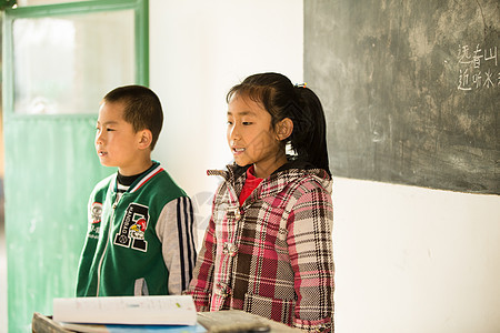 读书希望工程认真的乡村小学里的小学生图片