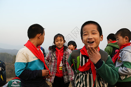 享乐梦想女孩欢乐的乡村小学生图片