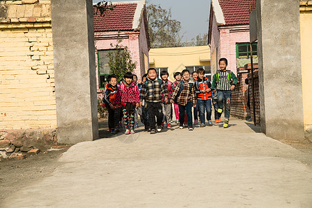 环境团队东亚乡村小学生在放学回家图片