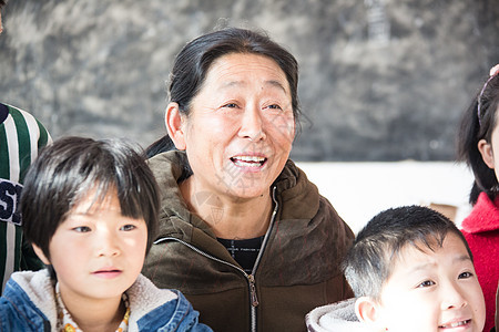 教科书三个人活力乡村女教师和小学生在教室里图片