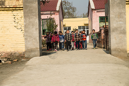 相伴兴奋友谊乡村小学生在放学回家图片