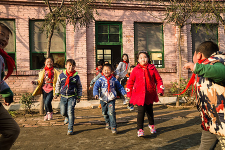 信心努力环境乡村教师和小学生在学校里图片