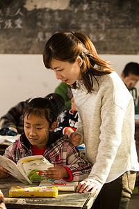 东亚关爱在校生乡村女教师和小学生在教室里图片