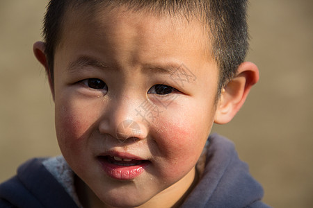 希望小学关爱男生欢乐的乡村小学生高清图片