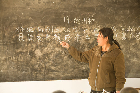 希望工程梦想课桌乡村女教师在教室里图片