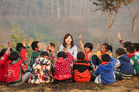 农村6岁到7岁乐观乡村教师和小学生在户外学习背景