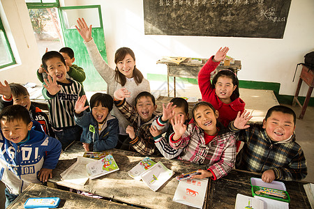 女人援助愉悦乡村女教师和小学生在教室里高清图片