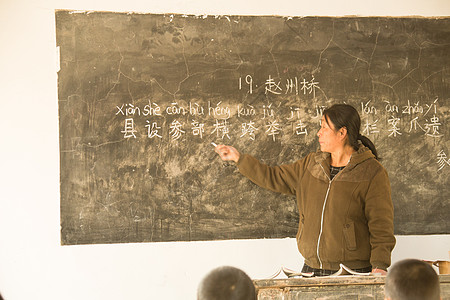 学校讲台希望小学白昼知识乡村女教师在教室里背景