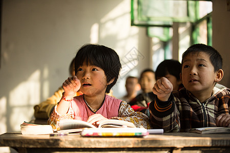 课桌上书校园学龄儿童读书乡村小学里的小学生背景