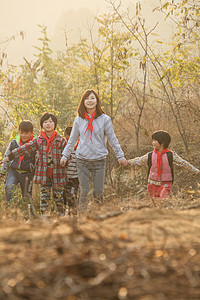 小学生在校生相伴乡村女教师和学生在户外高清图片