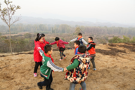 亚洲兴奋红领巾欢乐的乡村小学生图片