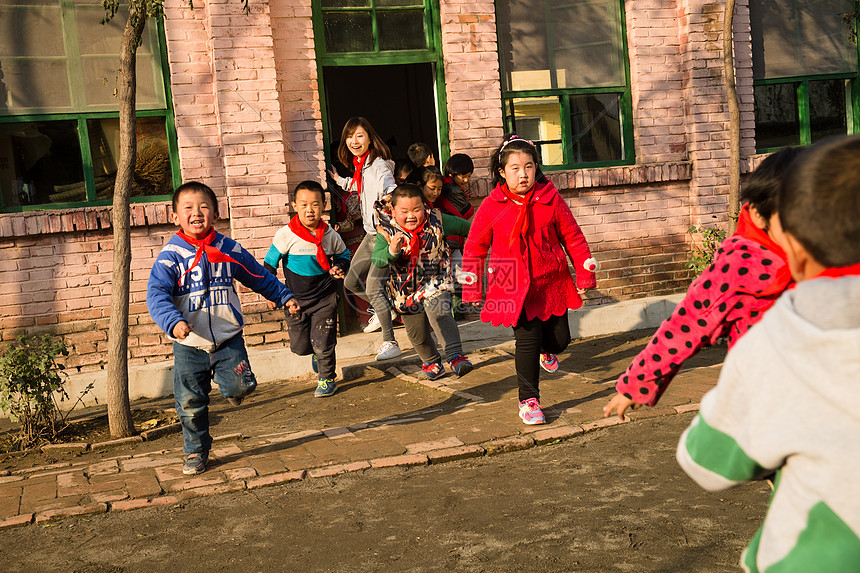 渴望人农村乡村教师和小学生在学校里图片