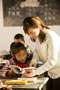 信心在校生三个人乡村女教师和小学生在教室里高清图片