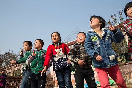 环境可爱的教育乡村小学生在学校放纸飞机图片