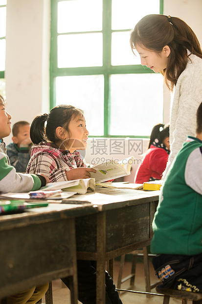 梦想亚洲人8岁到9岁乡村女教师和小学生在教室里图片