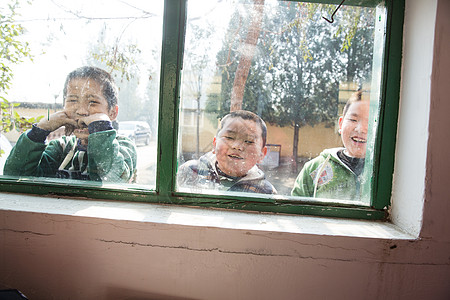 教育建筑艰苦农村乡村小学里的小学生图片