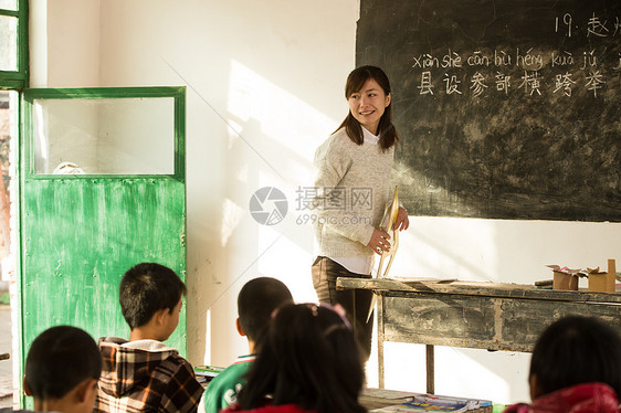 希望小学学习待遇乡村女教师和小学生在教室里图片