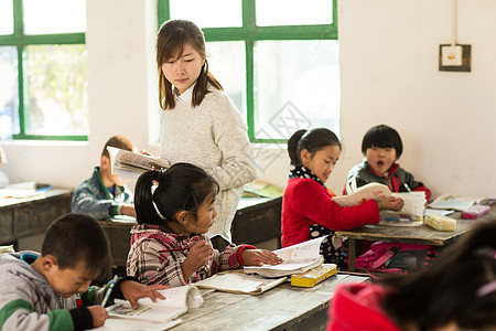 表现积极小学男生贫穷乡村女教师和小学生在教室里图片