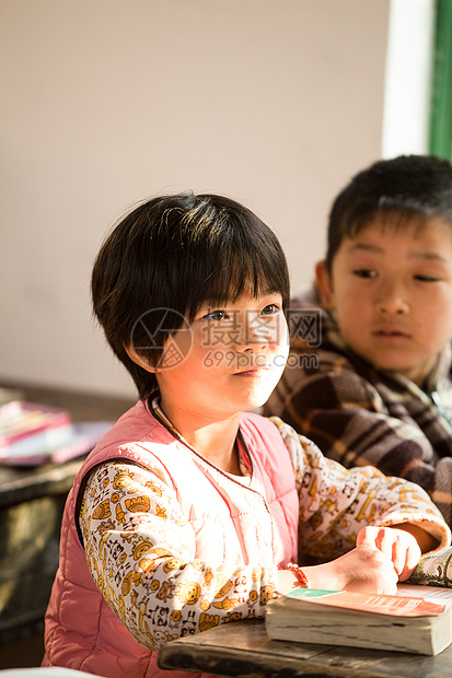 环境教育亚洲乡村小学里的小学生图片