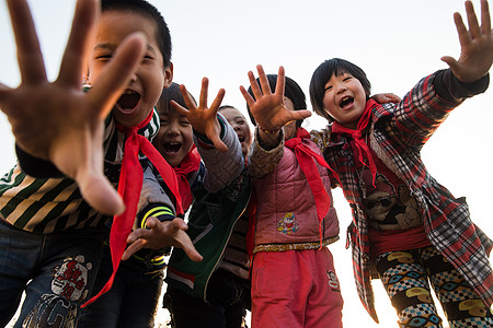 东亚表现积极快乐欢乐的乡村小学生图片