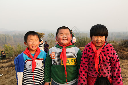 亚洲人乐观欢乐的乡村小学生图片