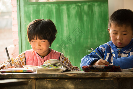 乐观女孩学龄儿童乡村小学里的小学生图片