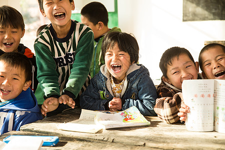 课桌上书小学男生东亚教育乡村小学里的小学生背景