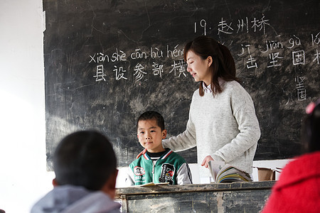 希望工程女孩东亚乡村女教师和小学生在教室里图片