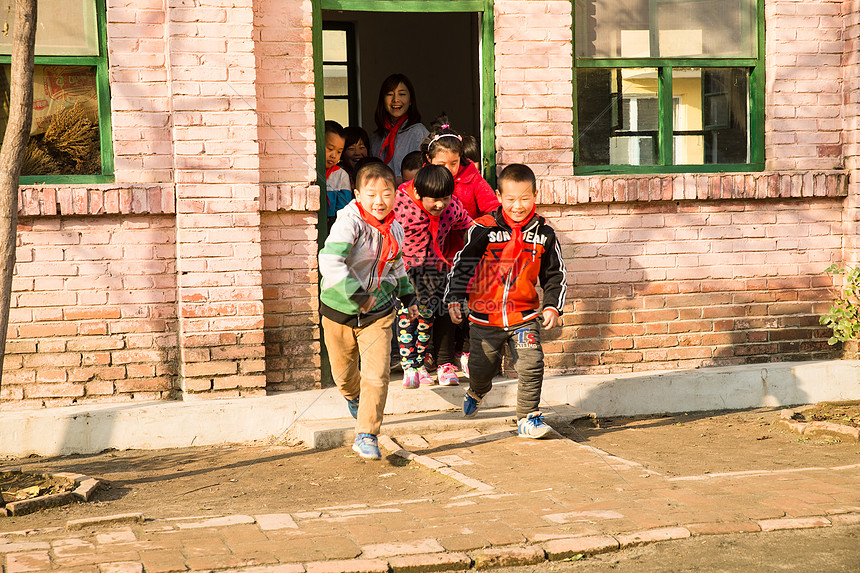 摄影待遇青年女人乡村女教师和学生在户外图片