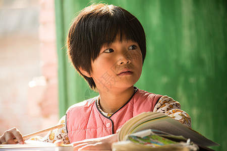 仅儿童户内认真的乡村小学里的小学女生图片