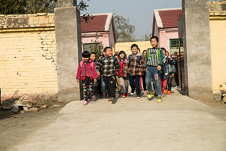 团队嬉戏的女孩乡村小学生在放学回家图片