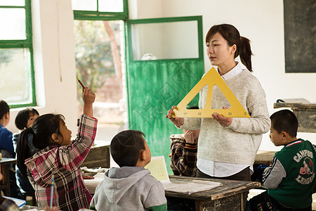 彩色图片表现积极亚洲人乡村女教师和小学生在教室里图片