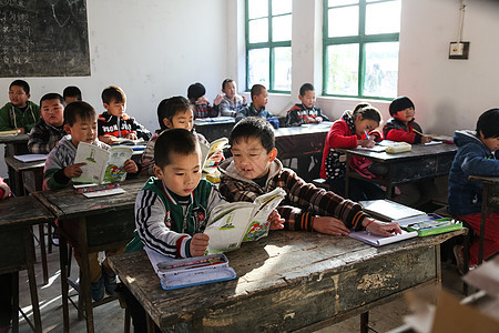 学龄儿童男生希望乡村小学里的小学生图片