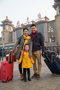 北京春节探亲独生子家庭东亚幸福家庭在站前广场背景