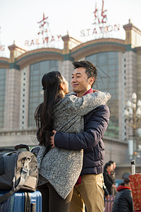 广场行李成年人青年情侣在火车站图片