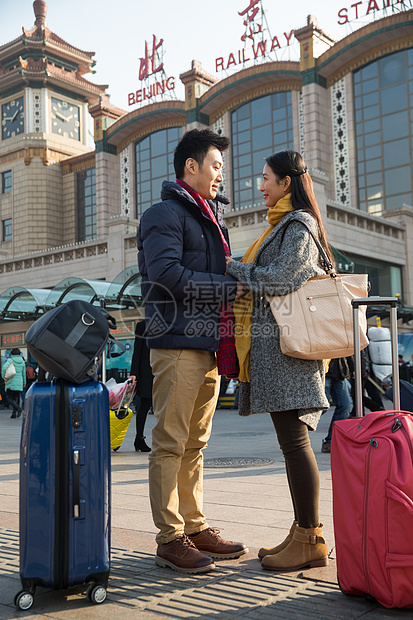 20到24岁旅行的人背包客青年男女在站前广场图片