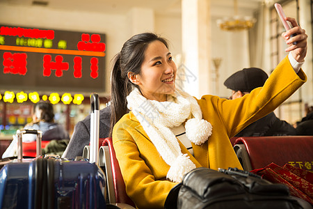 行李亚洲旅行的人青年女人在火车站图片